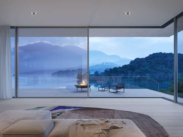 cero Schiebefenster in einem Wohnzimmer mit Blick auf die Berge