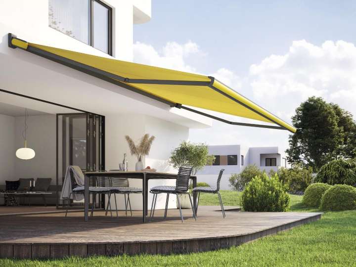 Markise über einer Terrasse